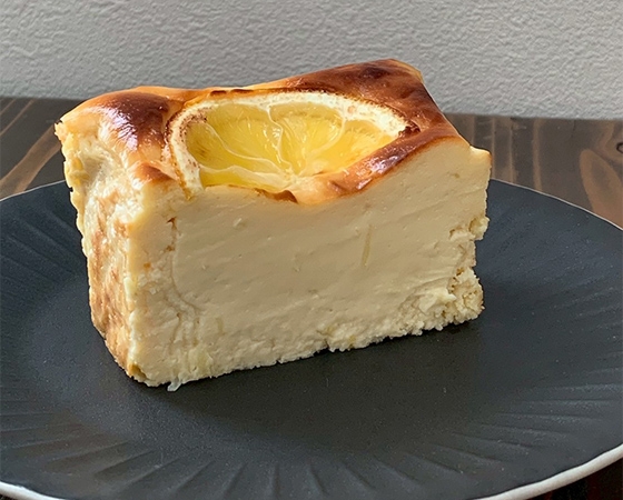 淡路島レモンとホワイトチョコのバスクチーズケーキ