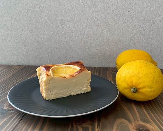 淡路島レモンとホワイトチョコのバスクチーズケーキ