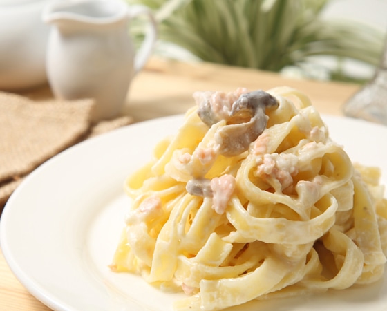 ★期間限定特価!地中海の太陽の恵みたっぷり!イタリア産原料を使った絶品パスタ!しめじのサーモンクリームパスタ5食セット