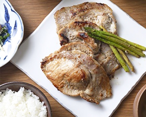 【900g】豚肉ロース切り落とし塩麹漬け300g×3パック