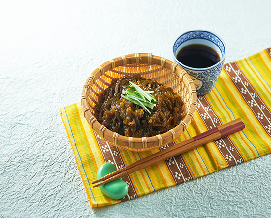 【予約】沖縄伊是名島産早摘み生もずく500g×4個+もずくのタレ×2本セット